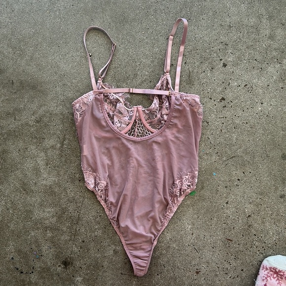 Floral Lace Bodysuit - Picture 8 of 10